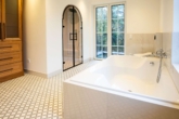 Badezimmer - Luxuriöses Einfamilienhaus im Landhausstil mit Einliegerwohnung