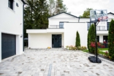 Einfahrt - Luxuriöses Einfamilienhaus im Landhausstil mit Einliegerwohnung