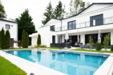 Hausansicht - Luxuriöses Einfamilienhaus im Landhausstil mit Einliegerwohnung