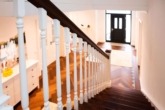 Treppe - Luxuriöses Einfamilienhaus im Landhausstil mit Einliegerwohnung